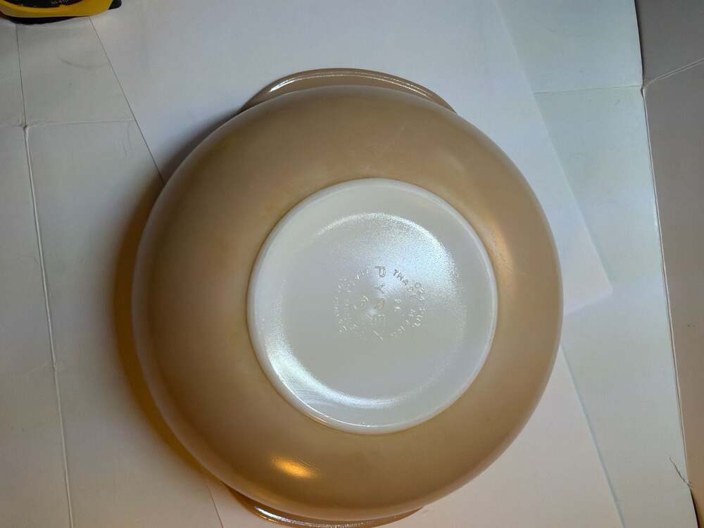 Pyrex 024 Vintage 2-Quart Round Casserole Serving Dish with Strawberry Vine Patt - Picture 5 of 9